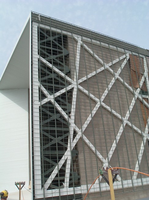 Fachada Museo de la Memoria con arriostrado en X